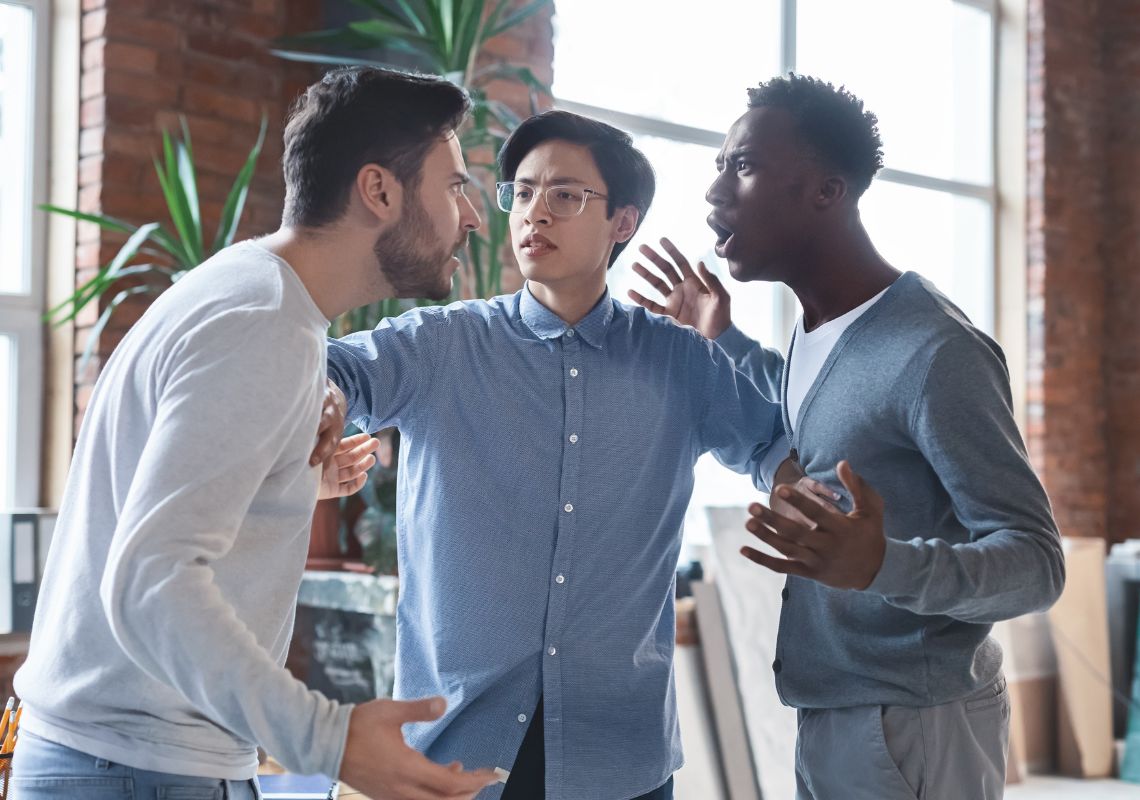 Nằm mơ thấy người khác đánh nhau đánh đề con gì